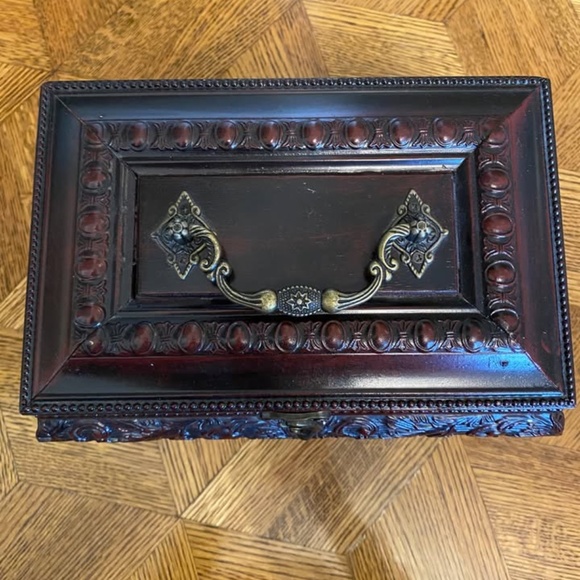 Ornate Faux Wooden Jewelry Box with Handle NWOT - Picture 3 of 6